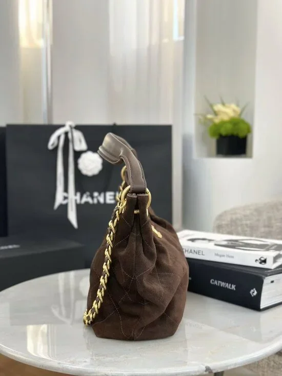 Classic CHANEL Bag: A Stylish and Versatile Choice for Elegance - Picture 5 of 6